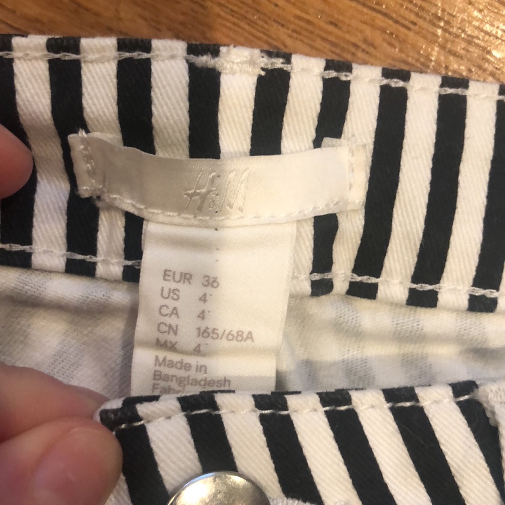 H&M Shorts - Picture 2 of 2